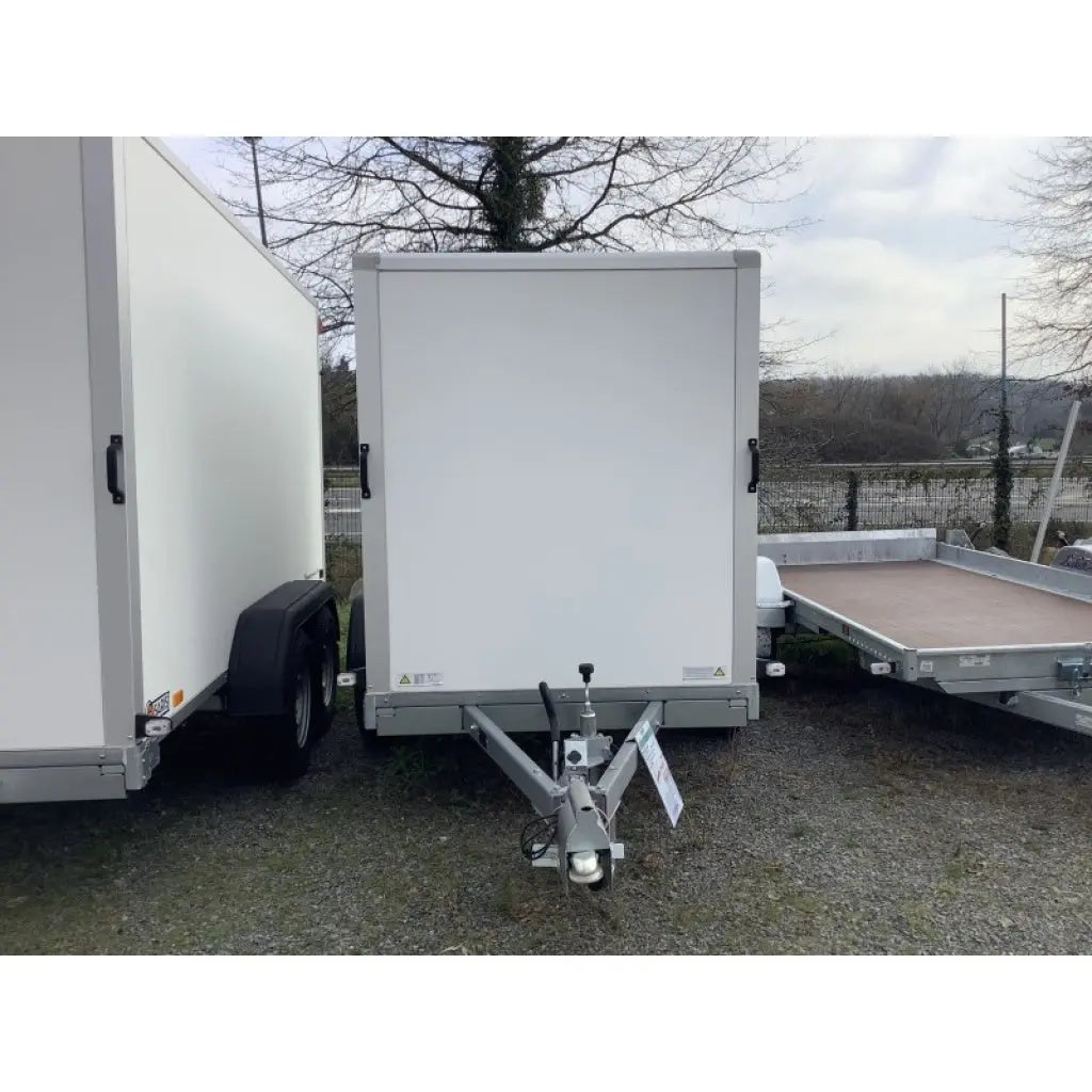 Reboque SARIS Furgão DV135 com MMA de 1350 kg – Amplo e robusto.