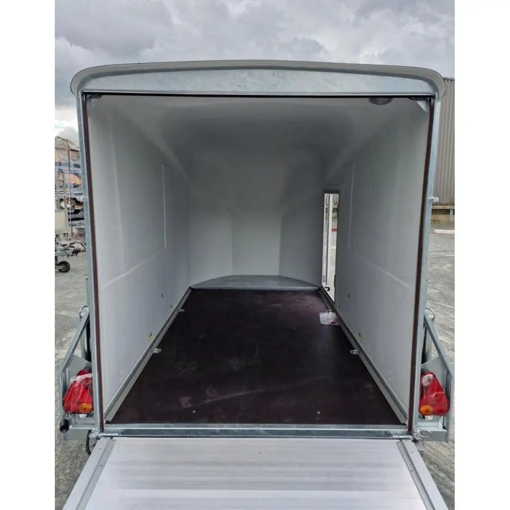 Carroçaria Debón Cargo 1300 em poliéster azul com porta lateral nova