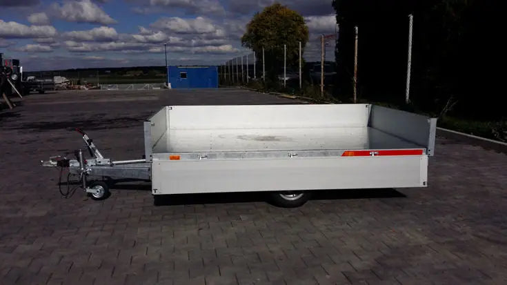 Reboque Martz TIPPER 2615 com basculante hidráulico.