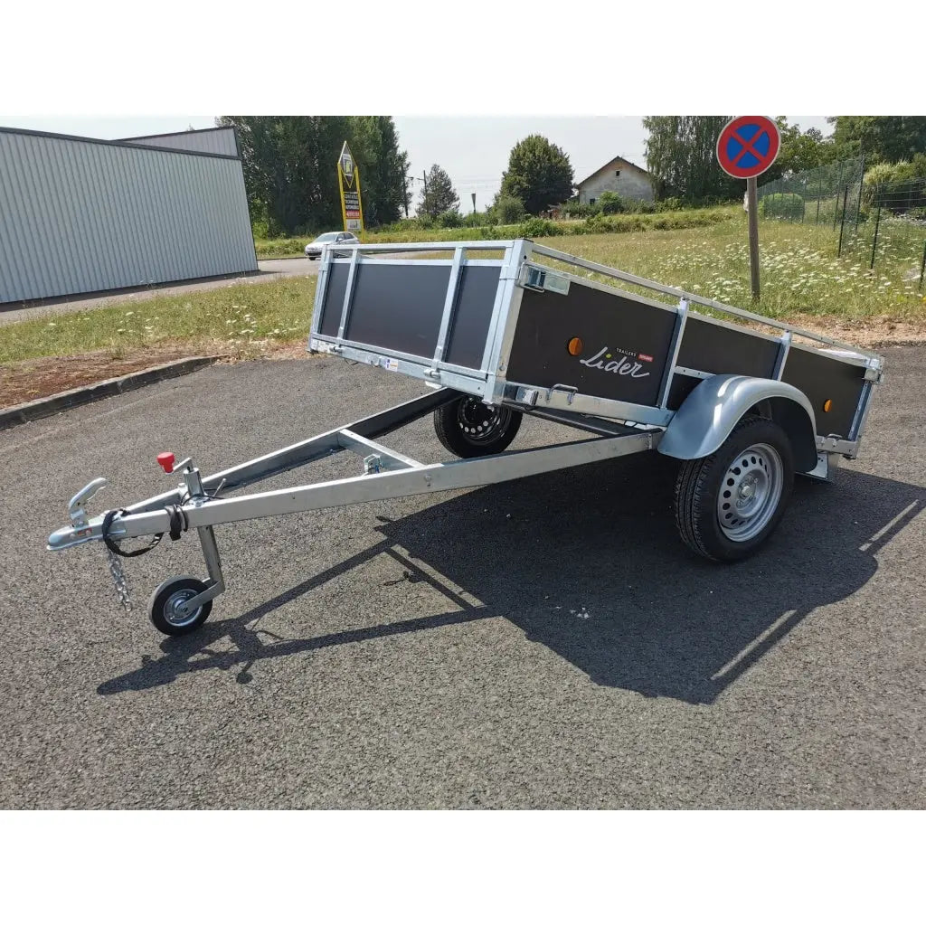 Reboque de eixo único Lider Bois 39440 com capacidade de 750 kg.