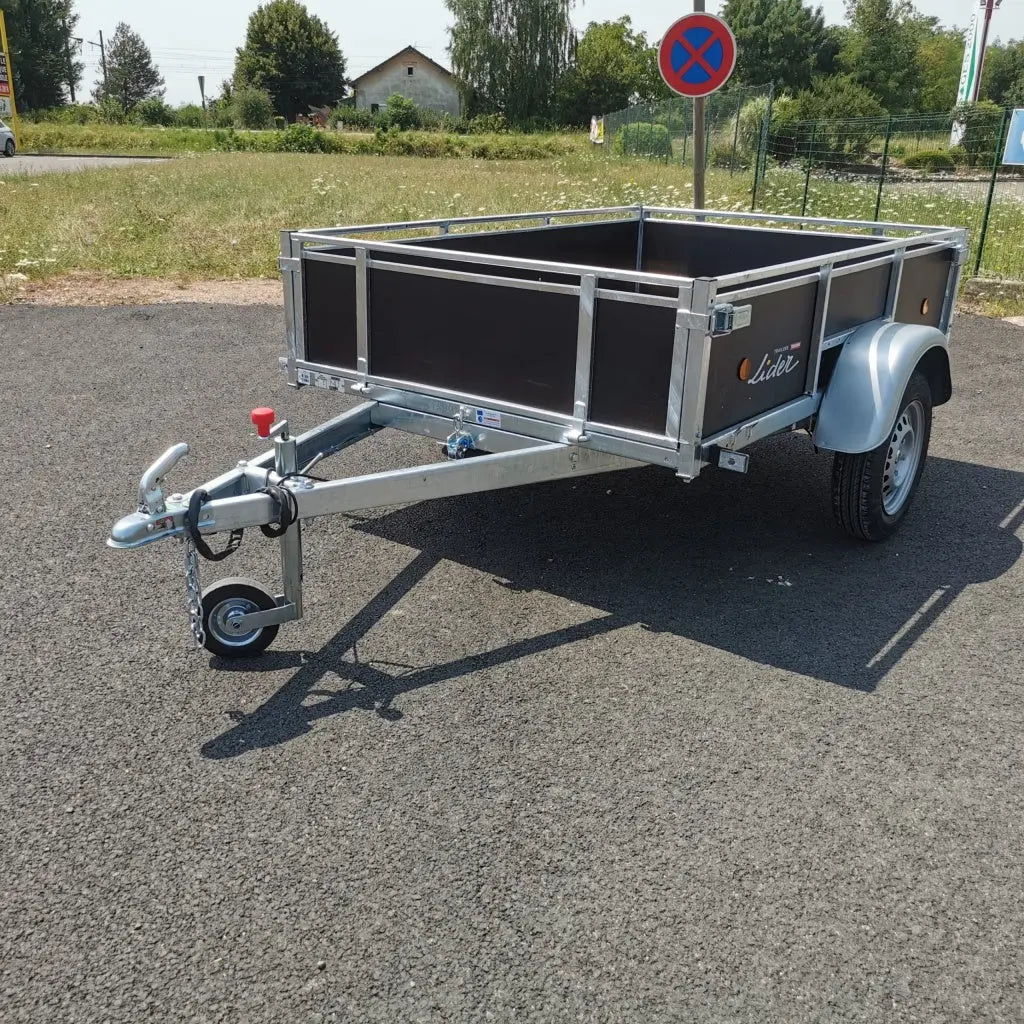 Reboque de eixo único Lider Bois 39440 com capacidade de 750 kg.